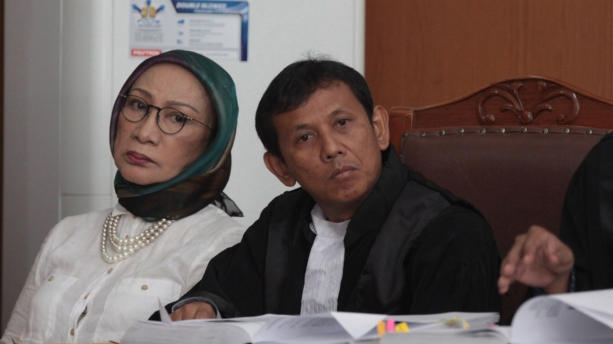 Tompi dan Rocky Gerung Salam Komando di Sidang Ratna