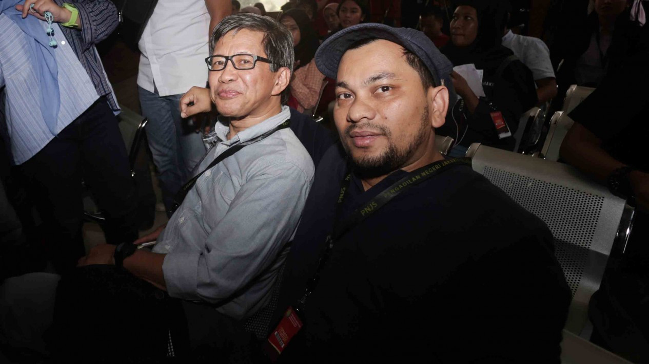 Tompi dan Rocky Gerung Salam Komando di Sidang Ratna