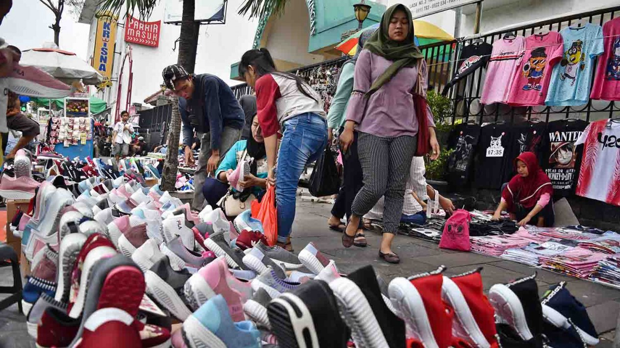 Semrawut, Banyak Pedagang Jualan di Trotoar Kota Tua Jakarta