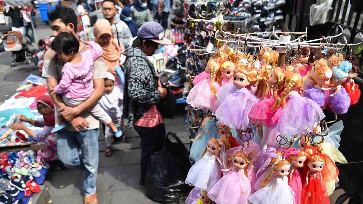 Semrawut, Banyak Pedagang Jualan di Trotoar Kota Tua Jakarta