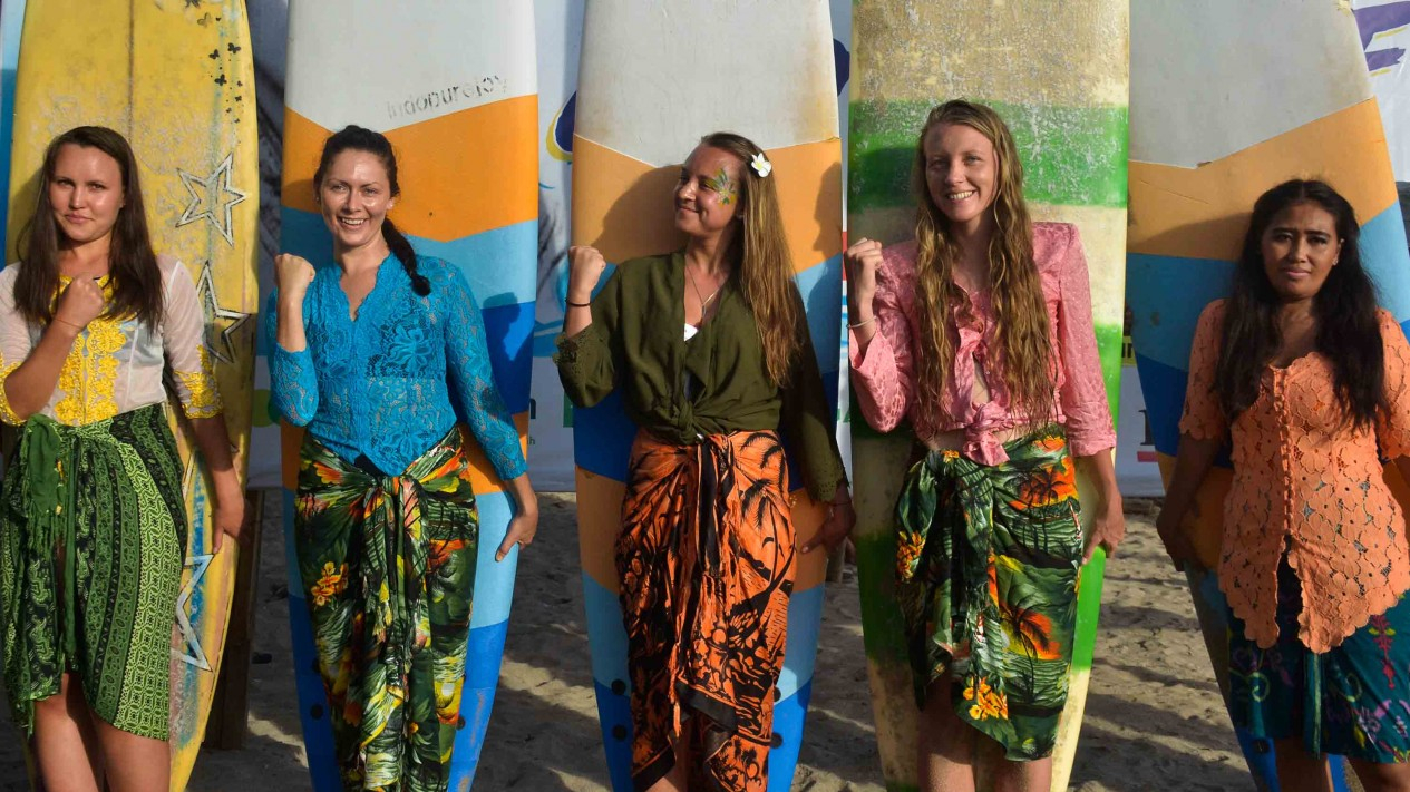 Aksi Cewek-cewek Bule Selancar Pakai Kebaya di Pantai Kuta