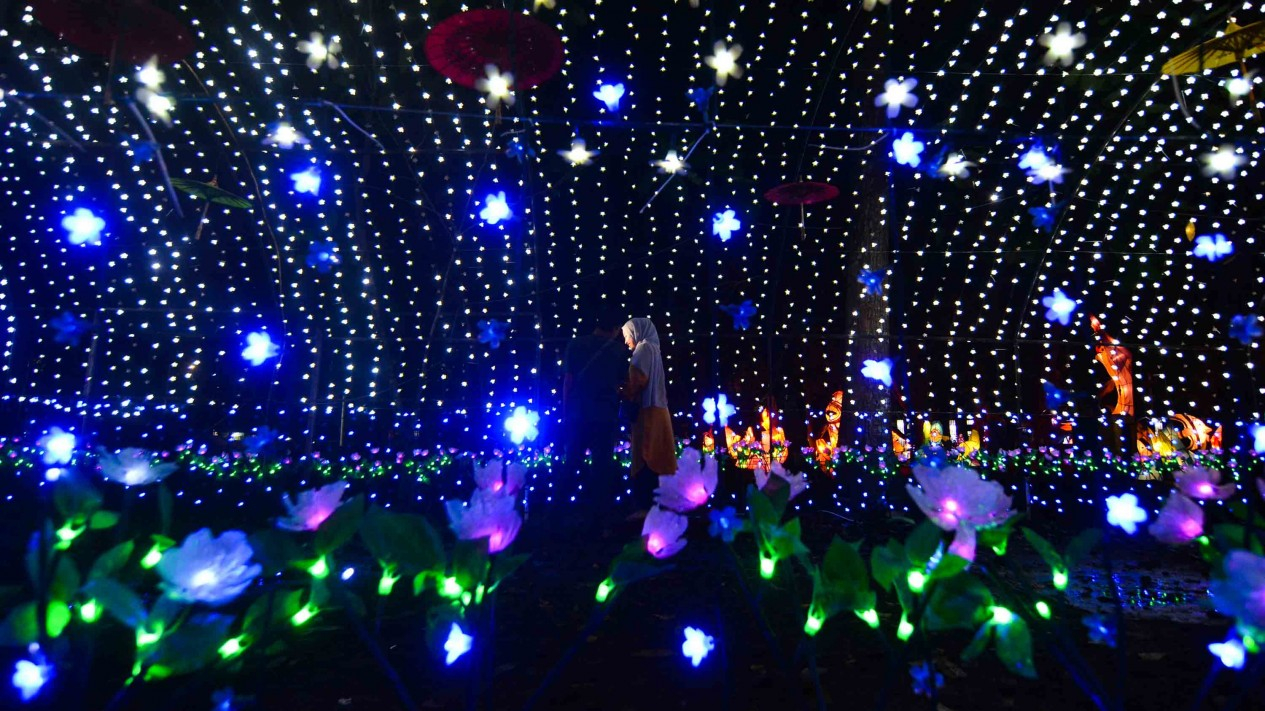 Indahnya Menikmati Pesona Taman Lampion