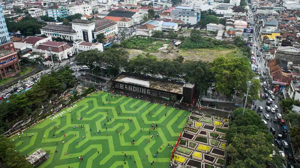 Wisata Gratis Menikmati Alun-alun Kota Bandung