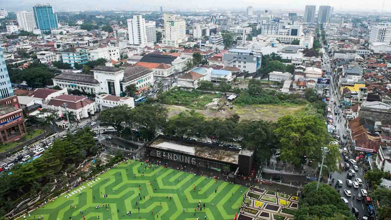 Wisata Gratis Menikmati Alun-alun Kota Bandung