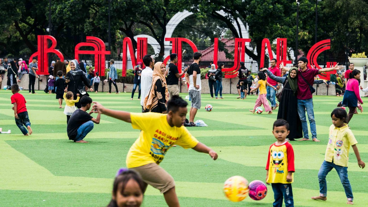 Wisata Gratis Menikmati Alun-alun Kota Bandung