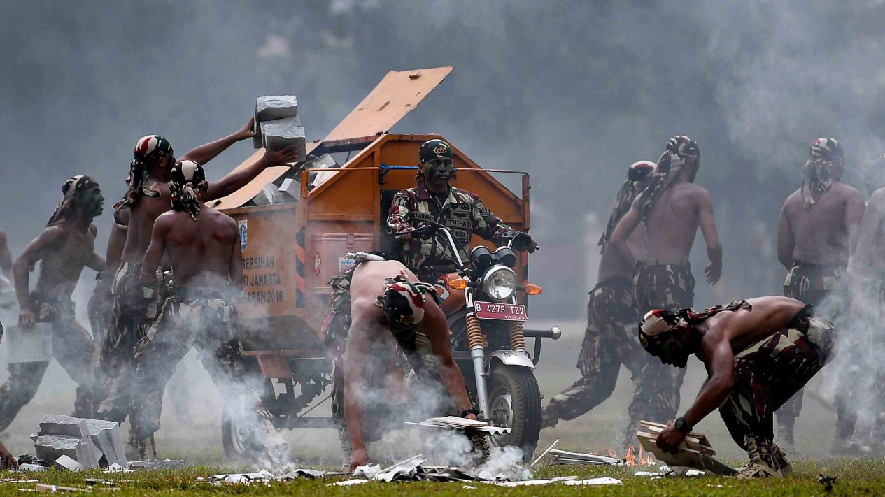 Atraksi Prajurit saat Peringatan HUT Ke-67 Kopassus