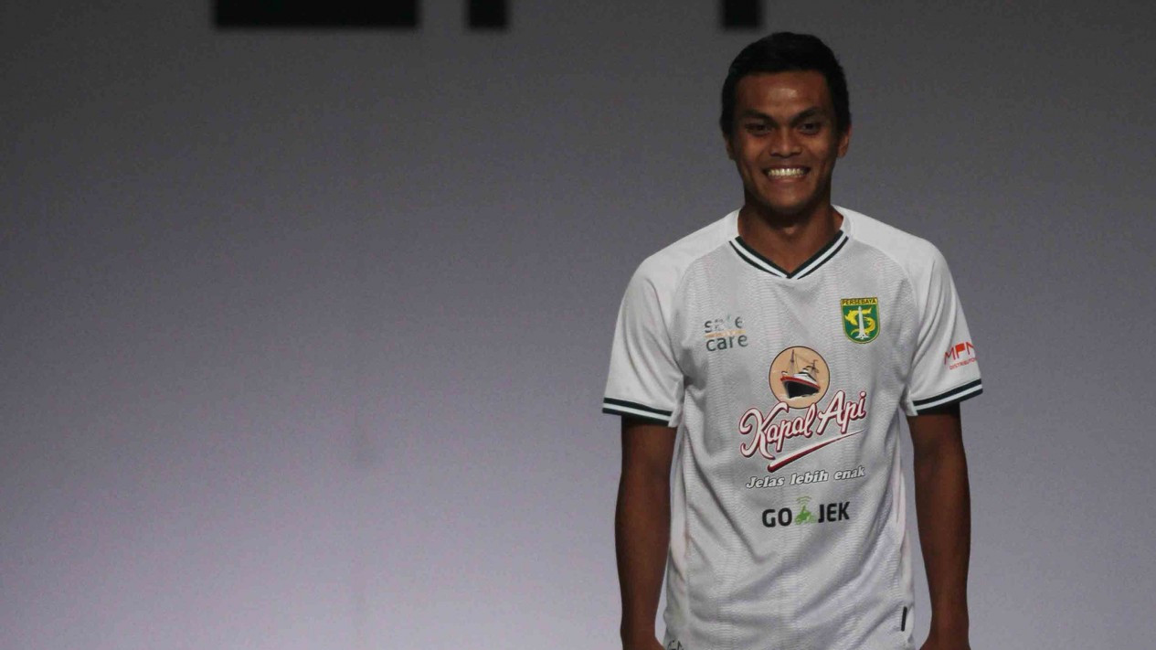 Pemain Persebaya Jalan di Catwalk, Kenalkan Kostum Baru