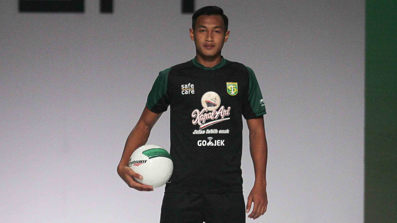 Pemain Persebaya Jalan di Catwalk, Kenalkan Kostum Baru