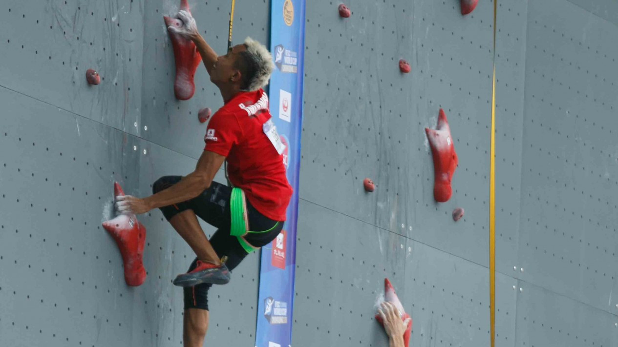 Aksi Atlet Panjat Tebing Indonesia Adu Cepat di Cina