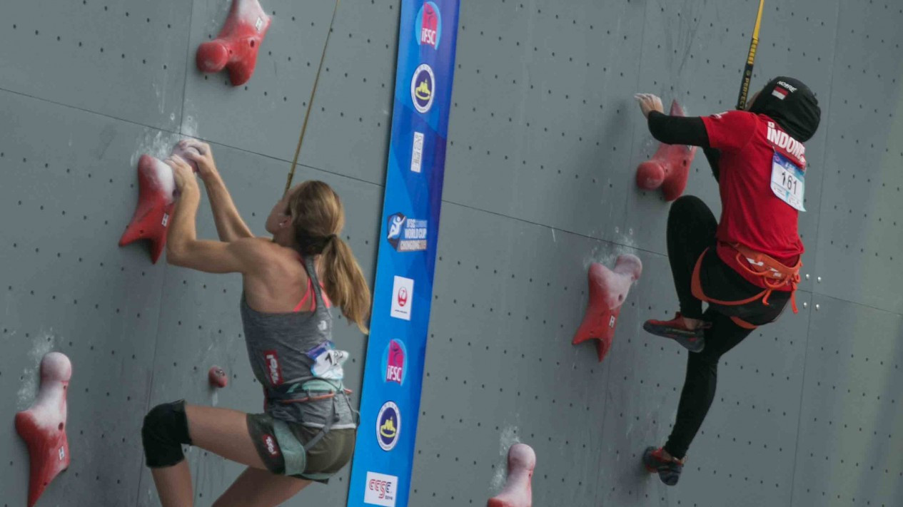 Aksi Atlet Panjat Tebing Indonesia Adu Cepat di Cina