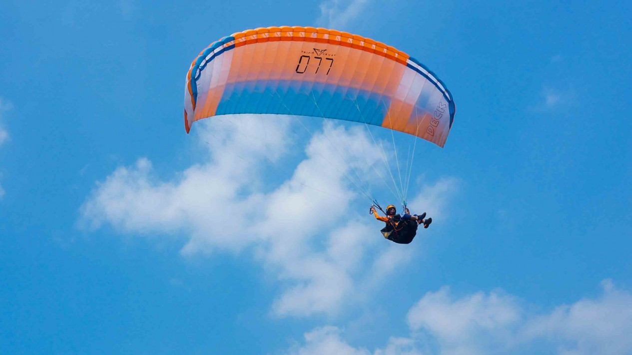 Aksi Atlet Paralayang di Berlomba di Kejuaraan TROI Seri I