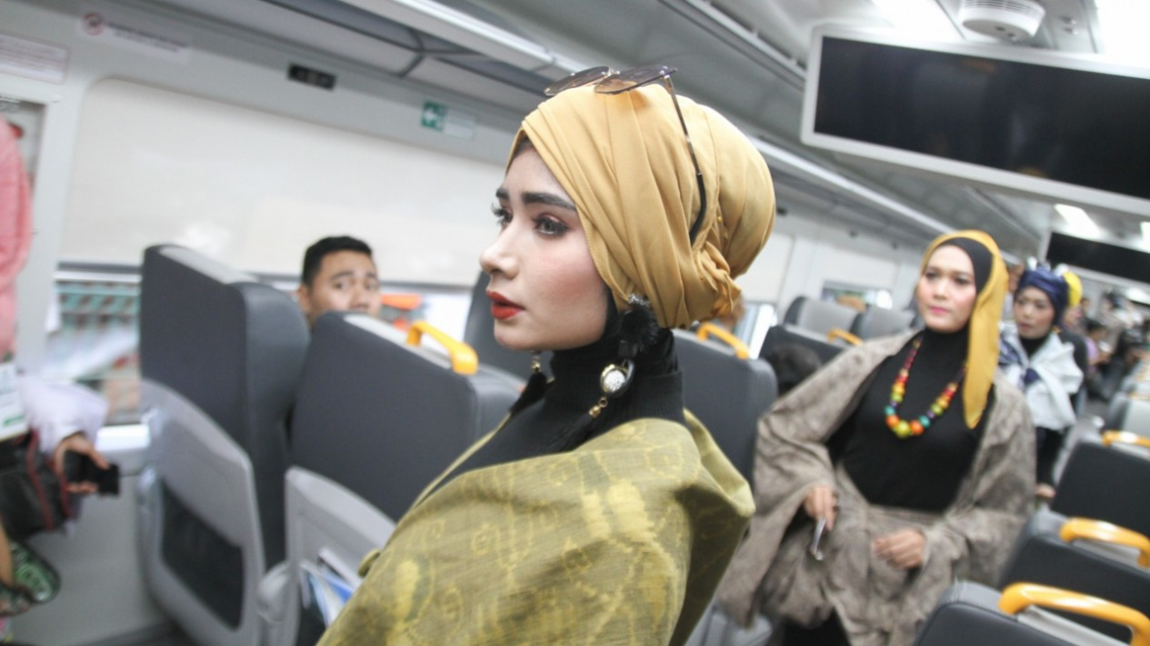 Unik, Fashion Show di Kereta Bandara