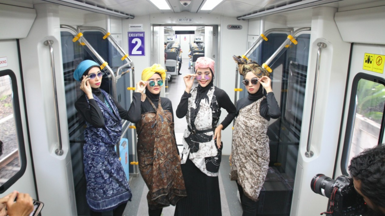 Unik, Fashion Show di Kereta Bandara