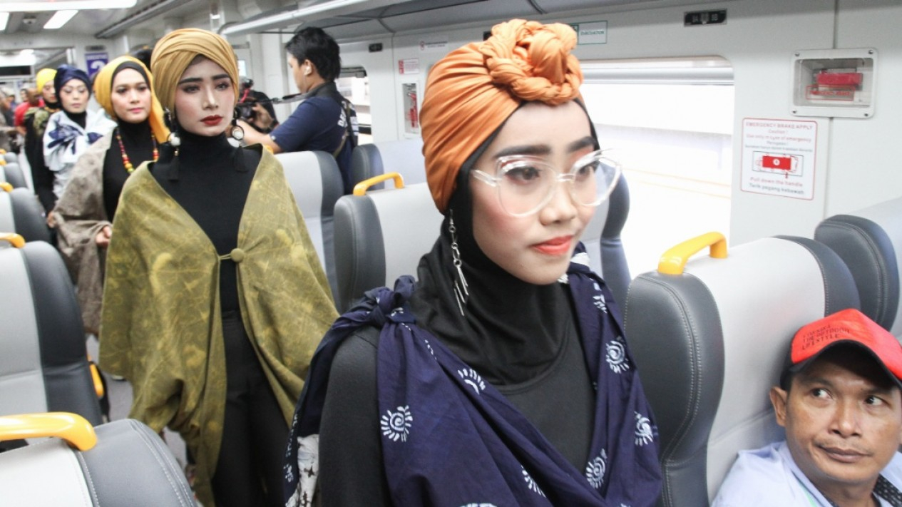 Unik, Fashion Show di Kereta Bandara