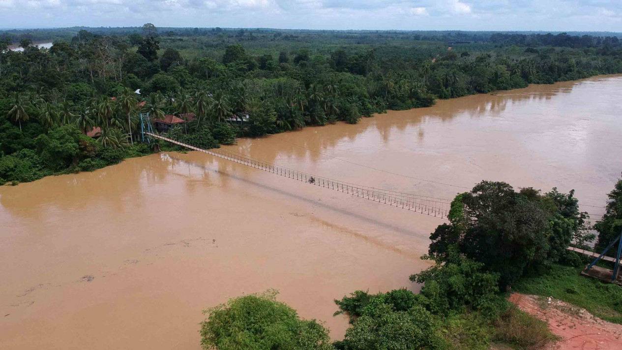 Kondisi Jembatan Gantung Penghubung Antar Desa di Jambi