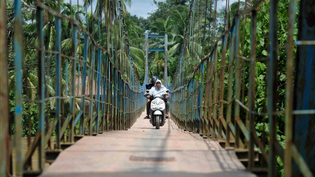 Kondisi Jembatan Gantung Penghubung Antar Desa di Jambi
