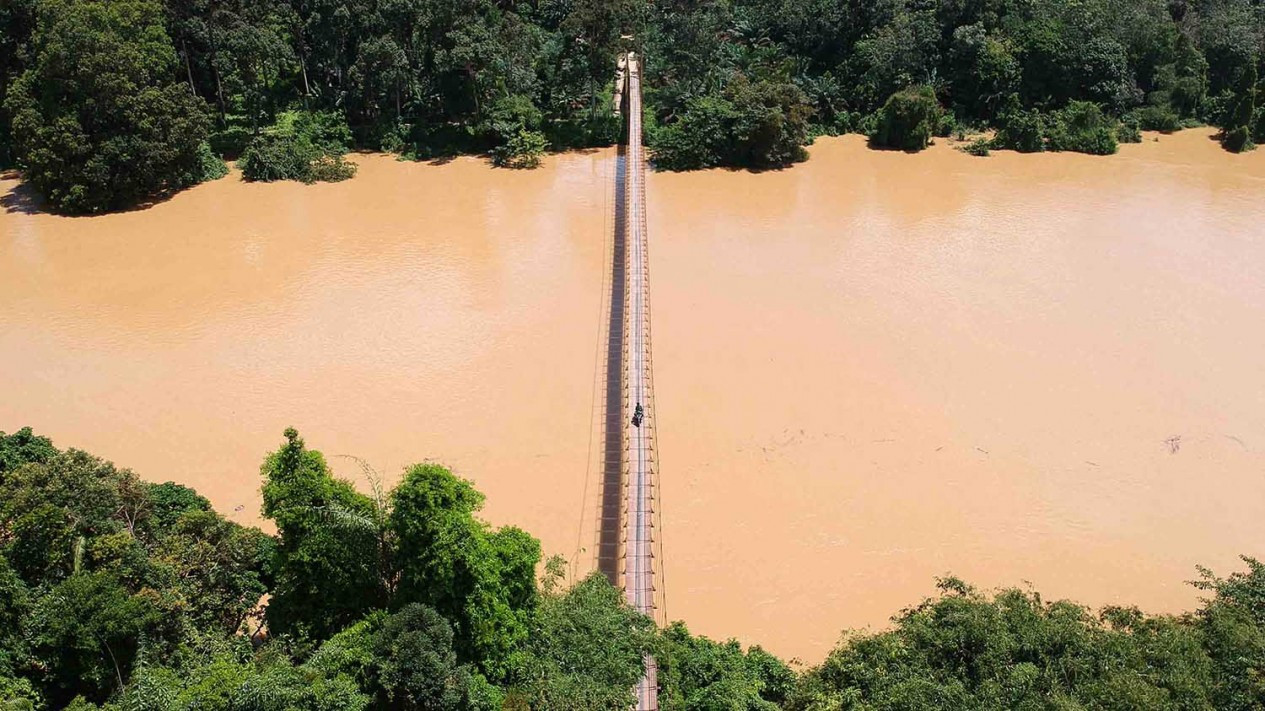 Kondisi Jembatan Gantung Penghubung Antar Desa di Jambi