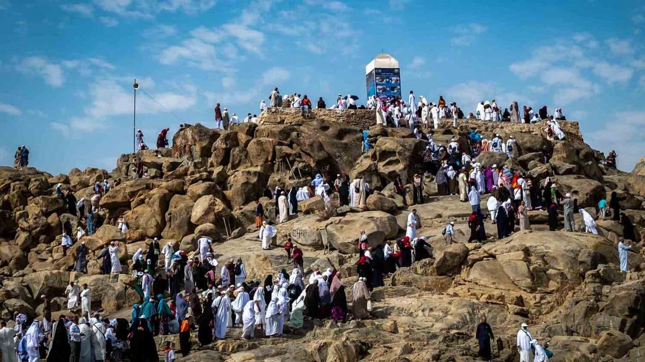 Mengunjungi Bukit Jabal Rahmah di Padang Arafah Mekah