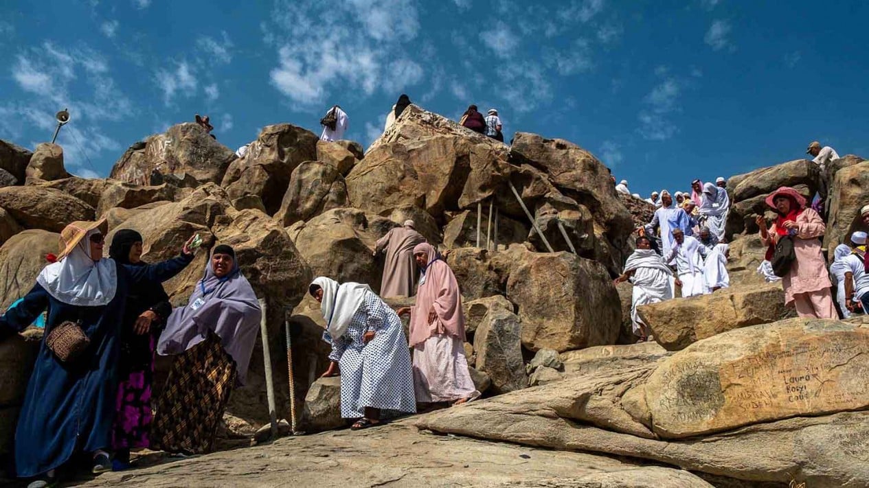 Mengunjungi Bukit Jabal Rahmah di Padang Arafah Mekah