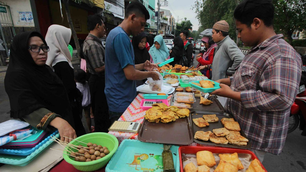 Ramainya Pasar-pasar Takjil di Indonesia