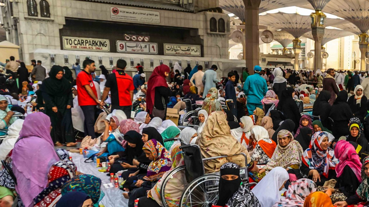 Menikmati Suasana Berbuka Puasa di Masjid Nabawi