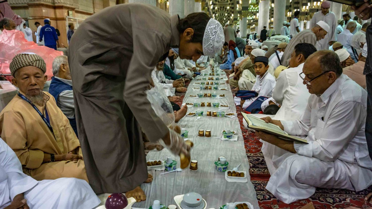 Menikmati Suasana Berbuka Puasa di Masjid Nabawi