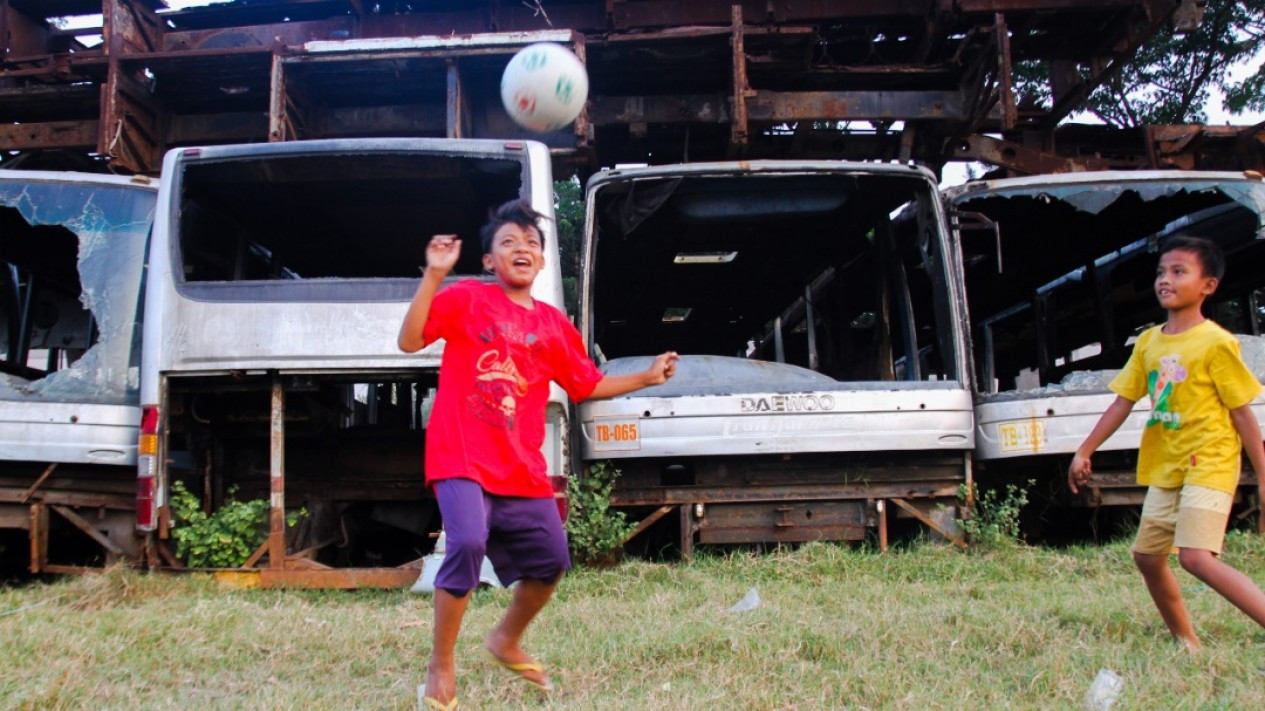 Anak-anak Bermain di "Kuburan" Bus TransJakarta