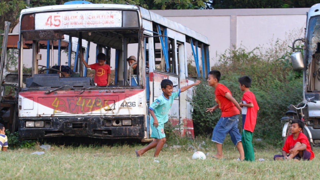 Anak-anak Bermain di "Kuburan" Bus TransJakarta