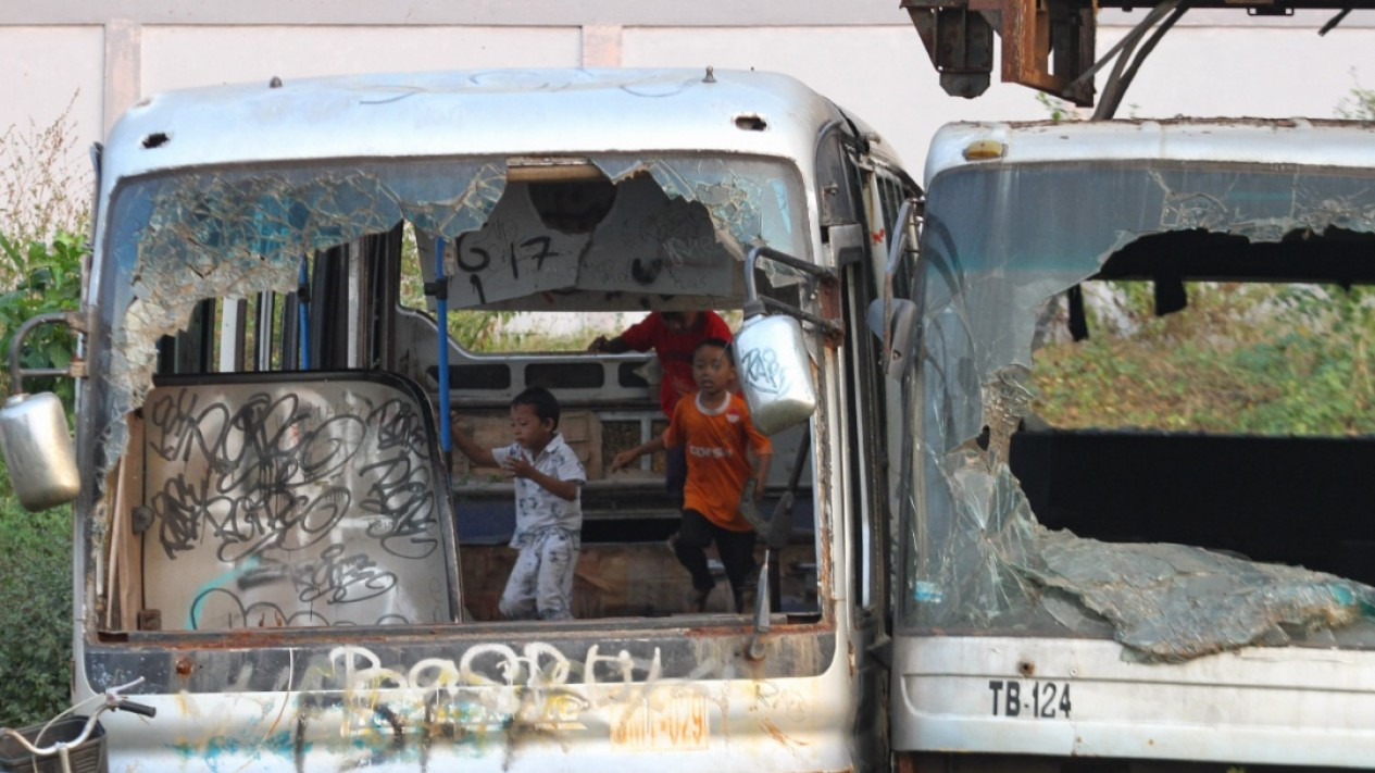 Anak-anak Bermain di "Kuburan" Bus TransJakarta
