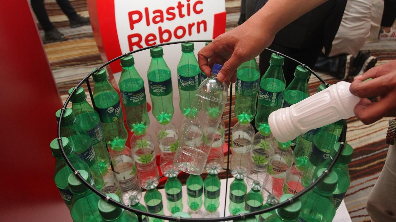 Keren! Kaus Ini Dibuat dari Daur Ulang Limbah Botol Bekas
