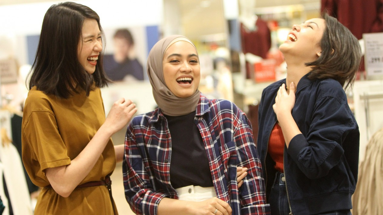 Cantiknya 'Mall Catwalk' ala Laura Basuki, Ayudia, & Vanessa