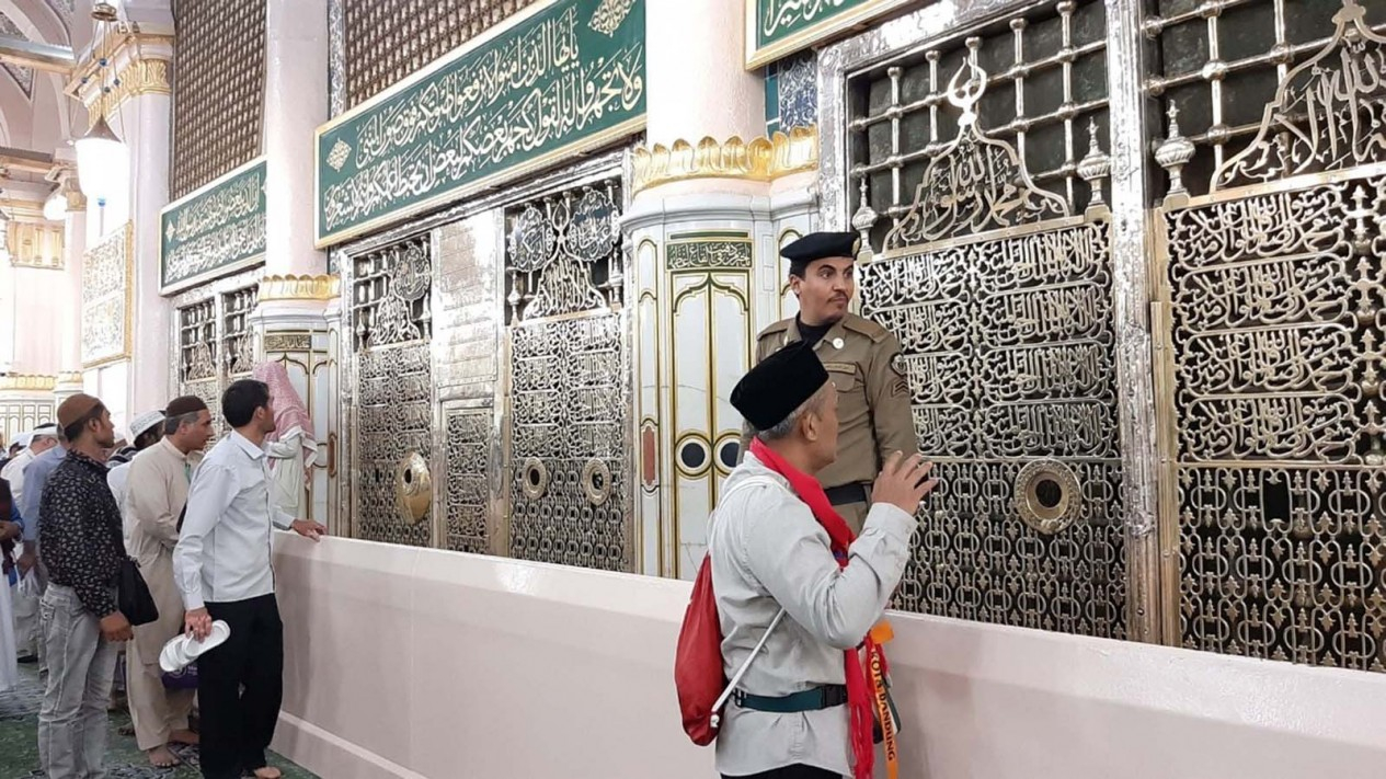 Padati Makam Rasulullah, Jemaah Haji Salat Arbain di Masjid