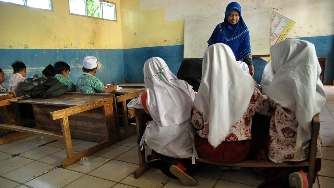 Sekolah Kekurangan Meja dan Bangku Sekolah