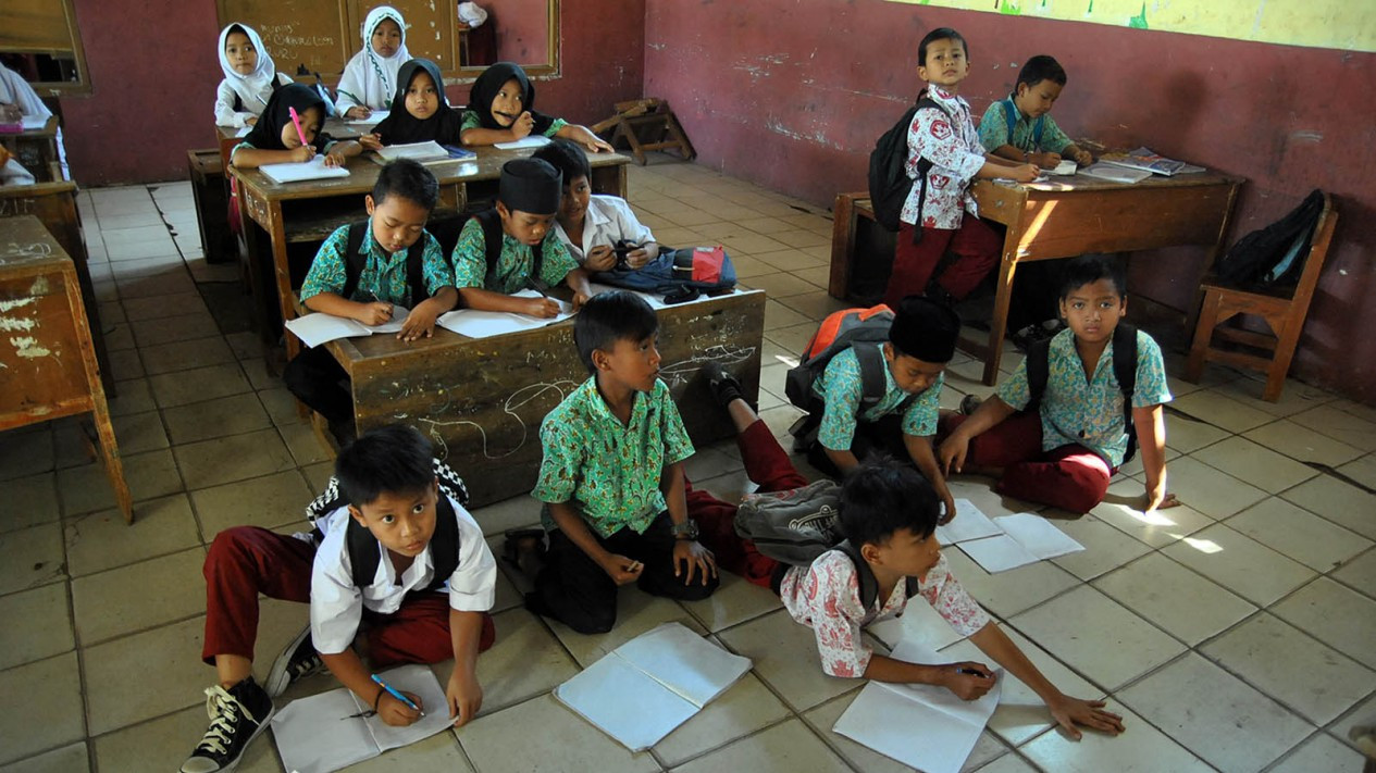 Sekolah Kekurangan Meja dan Bangku Sekolah