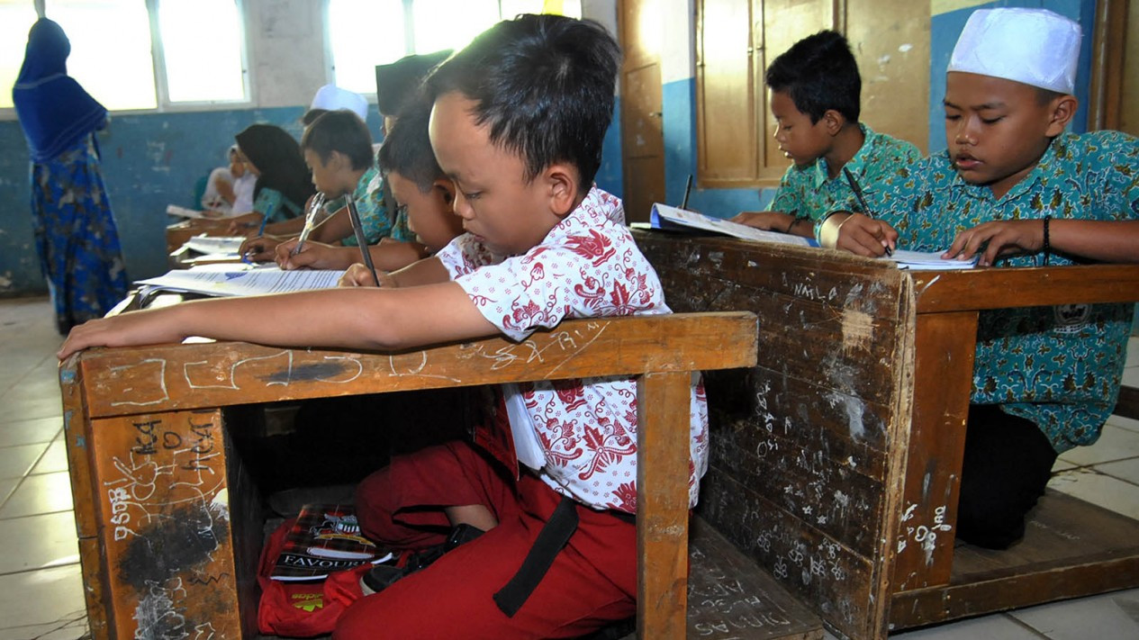 Sekolah Kekurangan Meja dan Bangku Sekolah