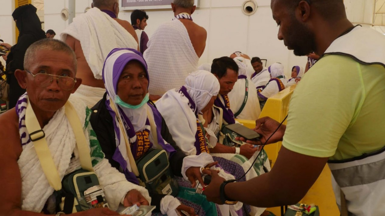 Penjaja Kartu Perdana Seluler Arab Saudi di Bandara Jeddah