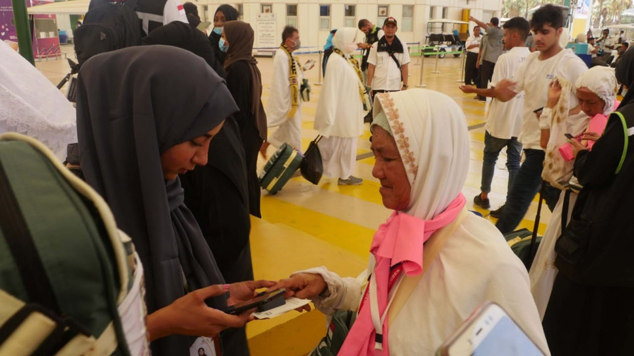 Penjaja Kartu Perdana Seluler Arab Saudi di Bandara Jeddah