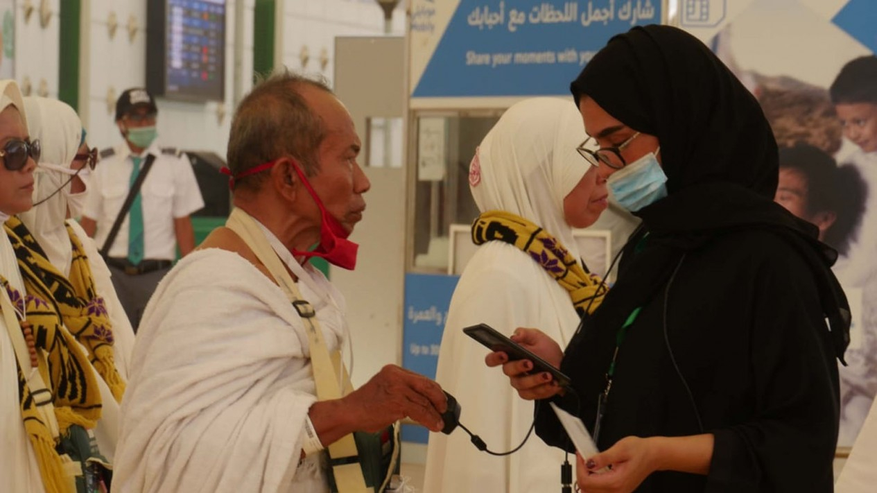 Penjaja Kartu Perdana Seluler Arab Saudi di Bandara Jeddah