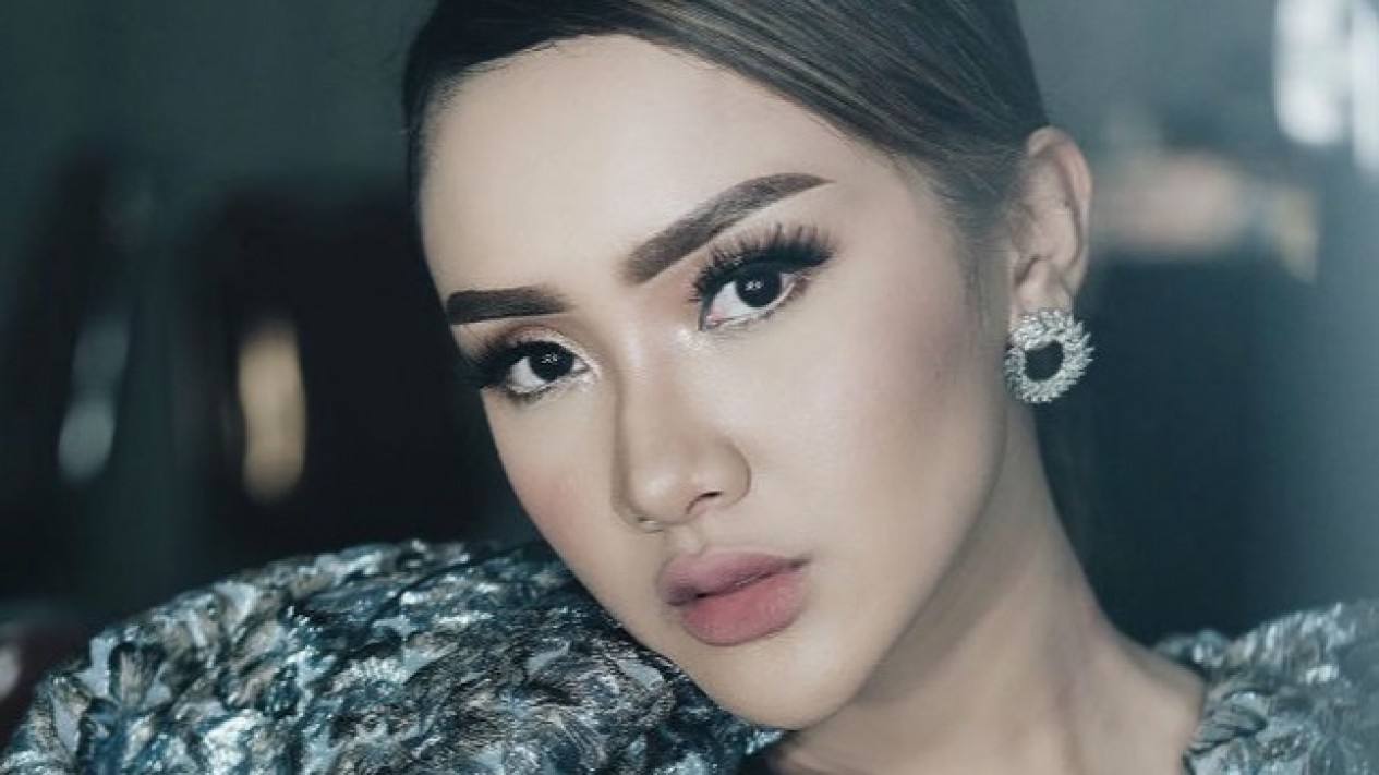 Sorot Mata Tajam Cita Citata Ini Bikin Pria Penasaran