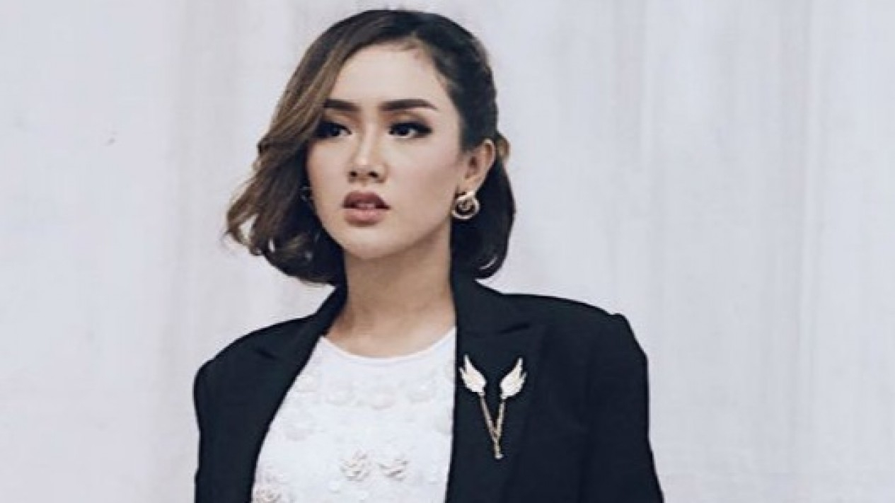 Sorot Mata Tajam Cita Citata Ini Bikin Pria Penasaran