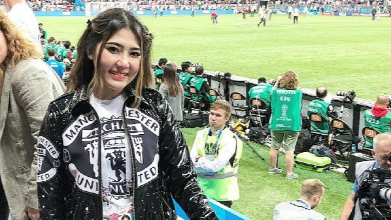 Cantik, Deretan Foto Via Vallen dengan Atribut Setan Merah