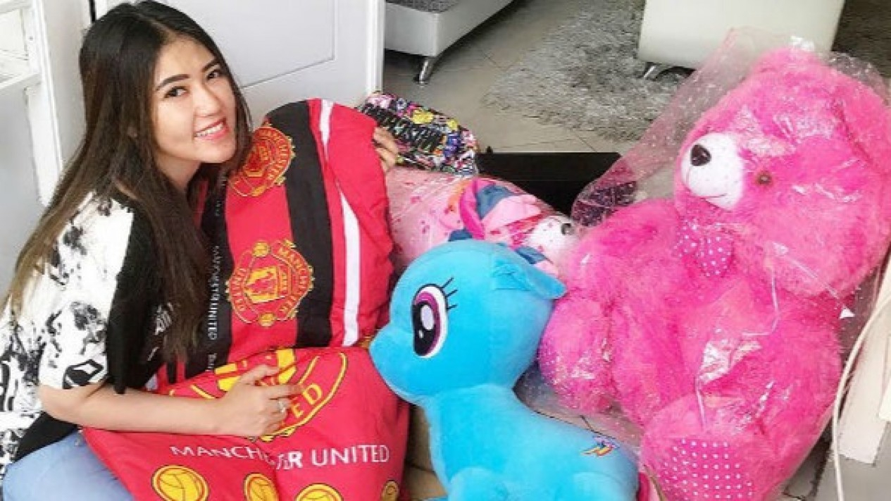 Cantik, Deretan Foto Via Vallen dengan Atribut Setan Merah