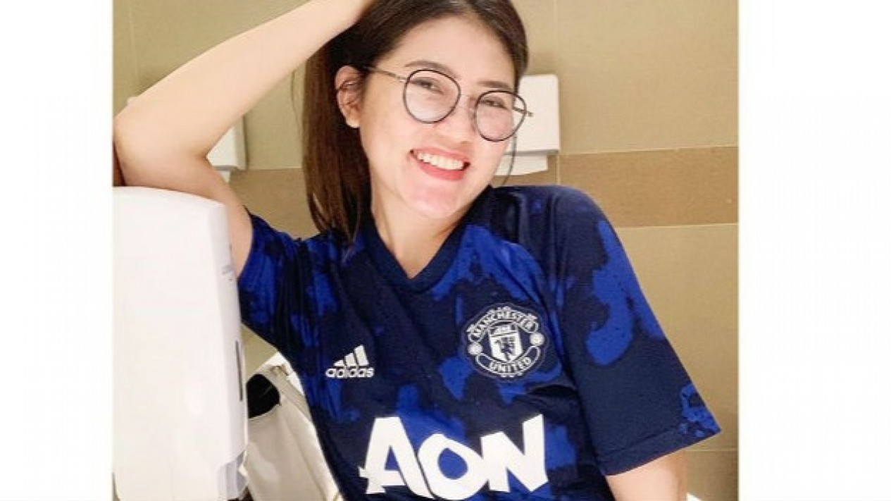 Cantik, Deretan Foto Via Vallen dengan Atribut Setan Merah