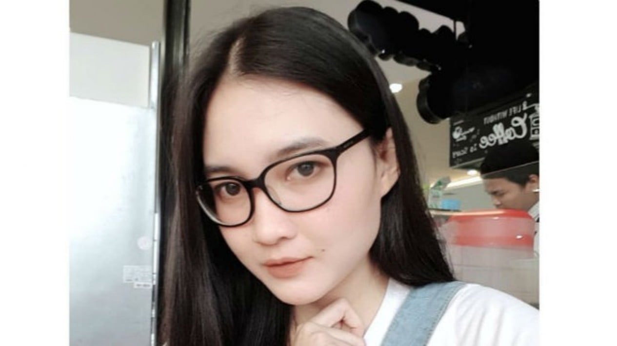 Lebih Cantik Mana, Nella Kharisma Pakai Kacamata atau Tidak?