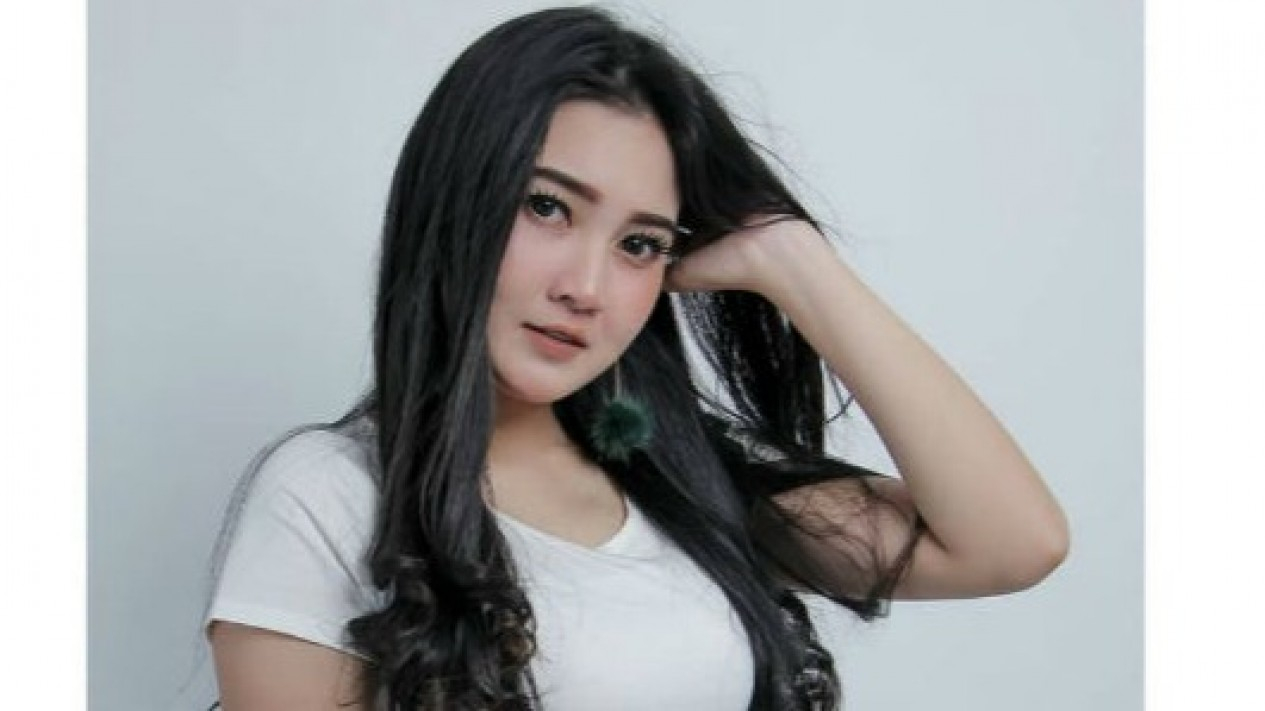 Lebih Cantik Mana, Nella Kharisma Pakai Kacamata atau Tidak?