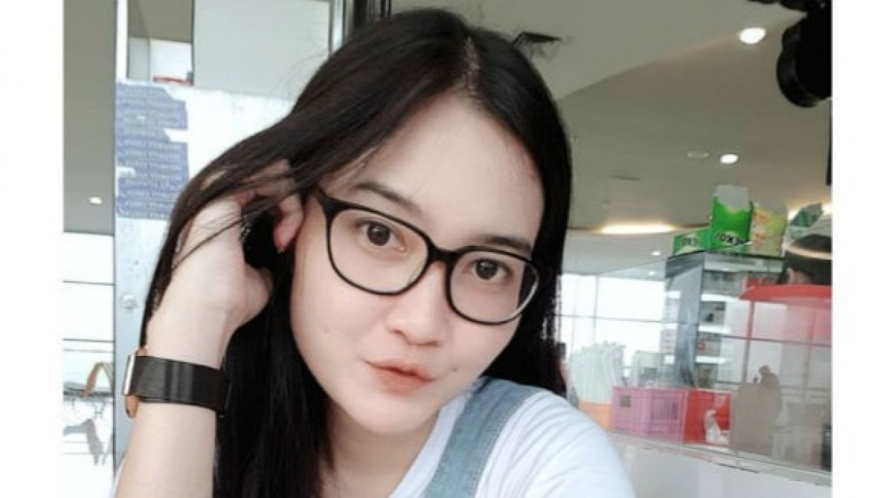 Lebih Cantik Mana, Nella Kharisma Pakai Kacamata atau Tidak?