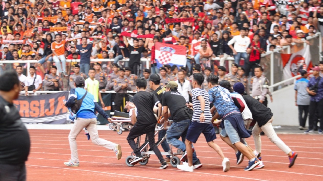 Detik-detik Yuli Sumpil Dirigen Aremania Dibawa ke Ambulans