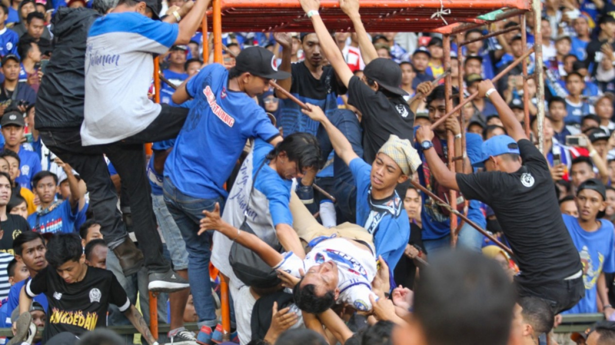 Detik-detik Yuli Sumpil Dirigen Aremania Dibawa ke Ambulans
