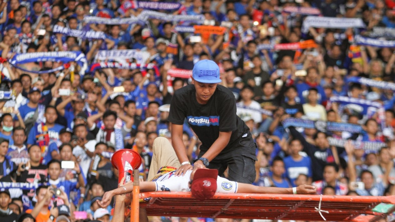 Detik-detik Yuli Sumpil Dirigen Aremania Dibawa ke Ambulans