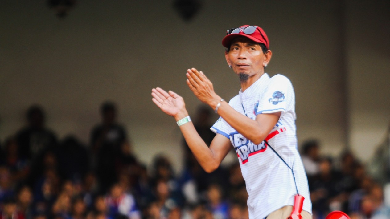 Detik-detik Yuli Sumpil Dirigen Aremania Dibawa ke Ambulans